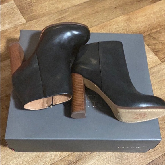 Vince Camuto - Picture 3 of 6